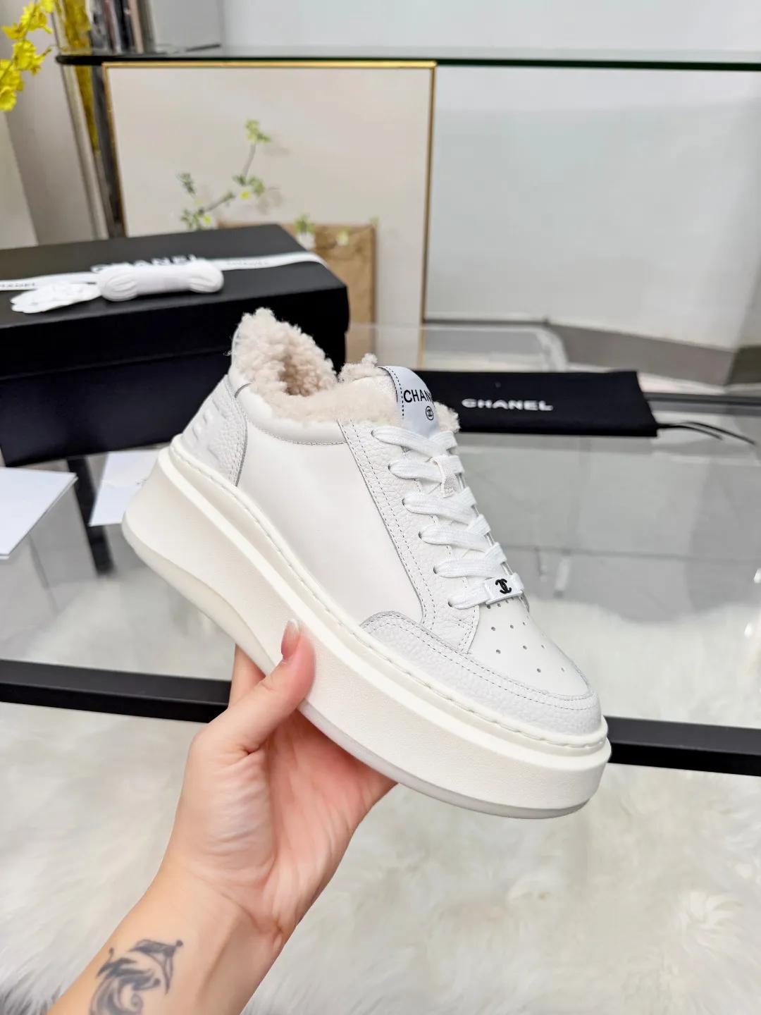 👟👟Ex-factory price 500👟👟 CHANEL 25C new autumn and winter sports shoes official website is available at the same time ❤️ Out of stock at counters. Major bloggers are recommending new styles on social days. This season’s new styles are simply eye-catching and look great on the feet. The casual casual sports style is cool and natural, interpreting Chanel’s fashionable femininity. The overall customization makes all sports shoes on the market at that time obsolete. This series is now available for sale! The upper is made of custom imported pebbled calf leather ➕ custom frosted calf leather. The lining is made of original one-to-one professionally customized mesh. Hardware accessories. Original full set of molds (not common in the market). Original custom molded TPU combination outsole. Height 4 cm. Women's size 35-40.